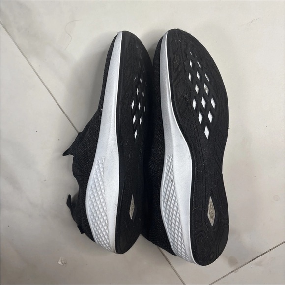 Tommy Bahama Black Knit Womens Shoes -size 8 - Picture 2 of 4